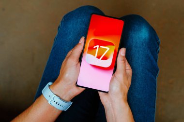 18 Eylül 2023, Brezilya. Bu resimde, iOS 17 logosu akıllı telefon ekranında görüntülenir