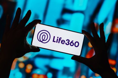 18 Eylül 2023, Brezilya. Bu resimde, Life360 logosu akıllı telefon ekranında gösteriliyor