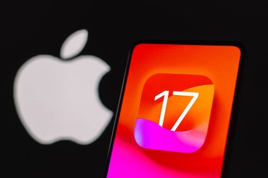 18 Eylül 2023, Brezilya. Bu resimde, iOS 17 logosu akıllı telefon ekranında görüntülenir