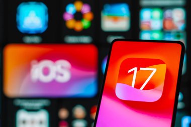18 Eylül 2023, Brezilya. Bu resimde, iOS 17 logosu akıllı telefon ekranında görüntülenir