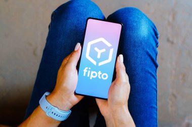 19 Eylül 2023, Brezilya. Bu resimde, Fipto logosu akıllı telefon ekranında görüntülenir