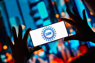 19 Eylül 2023, Brezilya. Bu resimde, Birleşik Otomobil İşçileri (UAW) logosu akıllı telefon ekranında görüntülenir