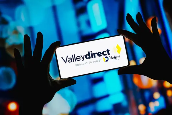 2023年9月20日 在这张照片中 Valley Direct标志显示在智能手机屏幕上 — 图库照片