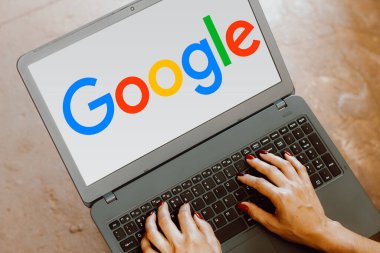 26 Eylül 2023, Brezilya. Bu fotoğraf illüstrasyonunda, Google logosu bir dizüstü bilgisayar ekranında gösterilir