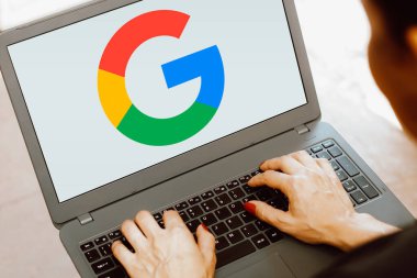 26 Eylül 2023, Brezilya. Bu fotoğraf illüstrasyonunda, Google logosu bir dizüstü bilgisayar ekranında gösterilir