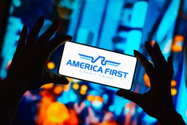 26 Eylül 2023, Brezilya. Bu resimde, Amerika İlk Kredi Birliği logosu akıllı telefon ekranında gösteriliyor.