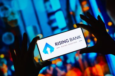 26 Eylül 2023, Brezilya. Bu resimde, Rising Bank logosu akıllı telefon ekranında gösteriliyor