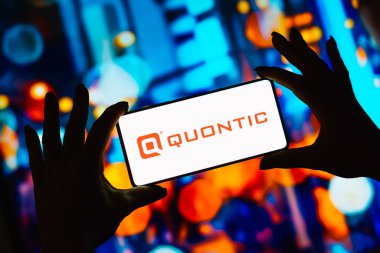 26 Eylül 2023, Brezilya. Bu resimde, Quontic Bank logosu akıllı telefon ekranında görüntülenir