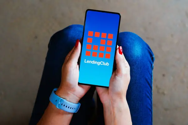 2021년 26일 브라질 일러스트에서 Lendingclub 로고가 스마트폰 화면에 표시됩니다 — 스톡 사진