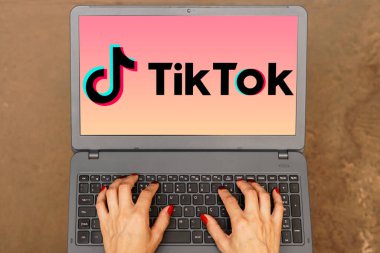 30 Eylül 2023, Brezilya. Bu resimde, TikTok logosu bir dizüstü bilgisayar ekranında gösteriliyor