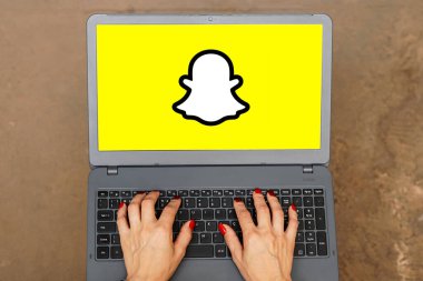 30 Eylül 2023, Brezilya. Bu resimde, Snapchat logosu bir dizüstü bilgisayar ekranında görüntülenir