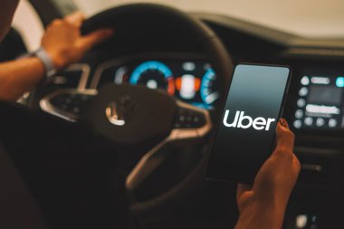 2 Ekim 2023, Brezilya. Bu resimde, Uber logosu akıllı telefon ekranında görüntülenir