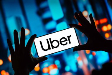 2 Ekim 2023, Brezilya. Bu resimde, Uber logosu akıllı telefon ekranında görüntülenir