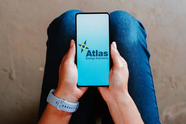 2021년 10월 브라질 일러스트에서 Atlas Energy Solutions 로고가 스마트폰 화면에 — 스톡 사진