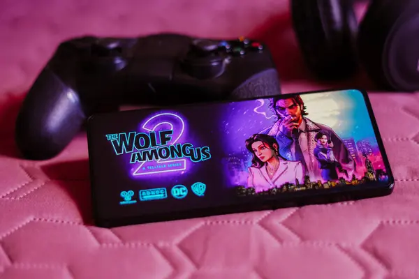 2023年10月9日 巴西在这张照片中 Wolf 2的标识被显示在智能手机屏幕上 旁边是一个游戏面板 — 图库照片