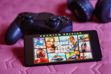 9 Ekim 2023, Brezilya. Bu resimde, Grand Theft Auto V (GTA) logosu bir oyun alanının yanındaki akıllı telefon ekranında gösterilir.