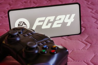 9 Ekim 2023, Brezilya. Bu resimde, EA SPORTS FC 24 logosu bir oyun alanının yanındaki akıllı telefon ekranında görüntülenir.