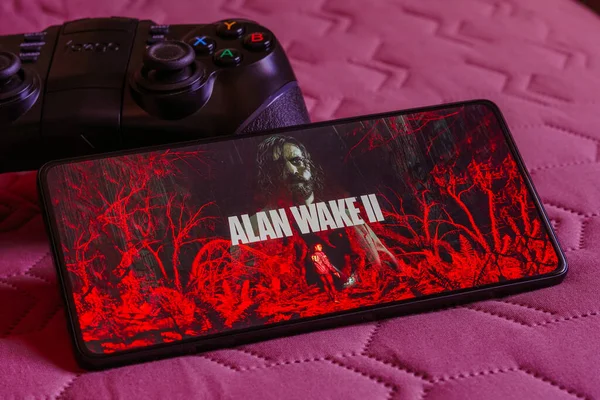 2023年10月9日 巴西在这张照片中 Alan Wake 2的标志被显示在智能手机屏幕上 旁边是一个游戏面板 — 图库照片