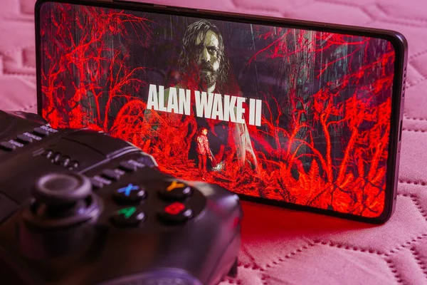 2023年10月9日 巴西在这张照片中 Alan Wake 2的标志被显示在智能手机屏幕上 旁边是一个游戏面板 — 图库照片
