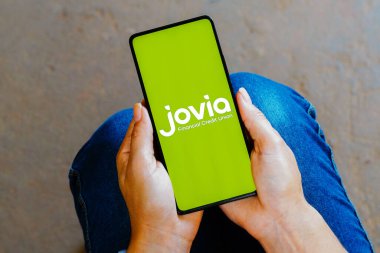 10 Ekim 2023, Brezilya. Bu resimde, Jovia Kredi Birliği logosu akıllı telefon ekranında görüntülenir