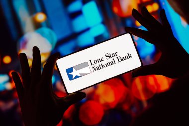 10 Ekim 2023, Brezilya. Bu resimde, Lone Star National Bank (LSNB) logosu akıllı telefon ekranında gösterilir.