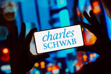 10 Ekim 2023, Brezilya. Bu resimde, Charles Schwab logosu akıllı telefon ekranında görüntülenir.