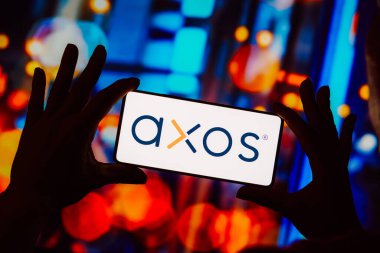 10 Ekim 2023, Brezilya. Bu resimde, Axos logosu akıllı telefon ekranında gösteriliyor