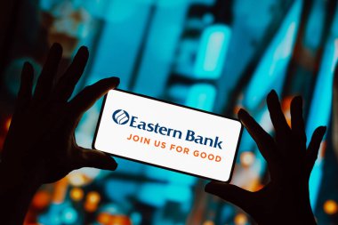 16 Ekim 2023, Brezilya. Bu resimde, Doğu Bankası logosu akıllı telefon ekranında gösteriliyor.