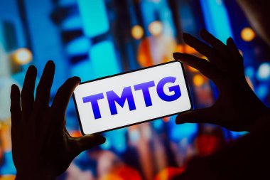 18 Ekim 2023, Brezilya. Bu fotoğraf illüstrasyonunda, Trump Medya ve Teknoloji Grubu (TMTG) logosu bir akıllı telefon ekranında gösterilir.