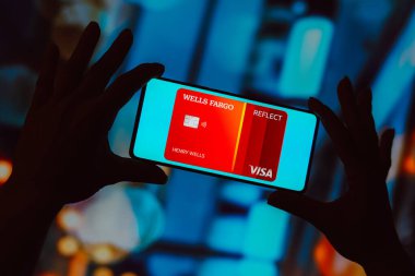 21 Ekim 2023, Brezilya. Bu resimde Wells Fargo Yansıma Kartı akıllı telefon ekranında görüntülenir.