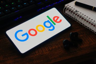 23 Ekim 2023, Brezilya. Bu resimde, Google logosu akıllı telefon ekranında görüntülenir