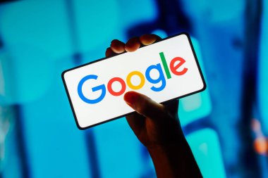 23 Ekim 2023, Brezilya. Bu resimde, Google logosu akıllı telefon ekranında görüntülenir