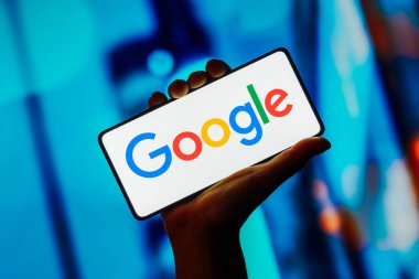 23 Ekim 2023, Brezilya. Bu resimde, Google logosu akıllı telefon ekranında görüntülenir