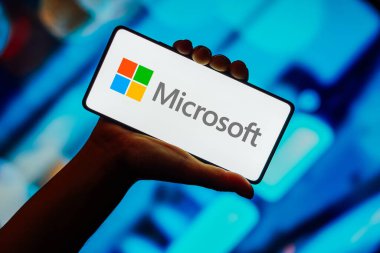23 Ekim 2023, Brezilya. Bu resimde, Microsoft logosu akıllı telefon ekranında görüntülenir