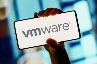 24 Ekim 2023, Brezilya. Bu resimde, VMware logosu akıllı telefon ekranında görüntülenir