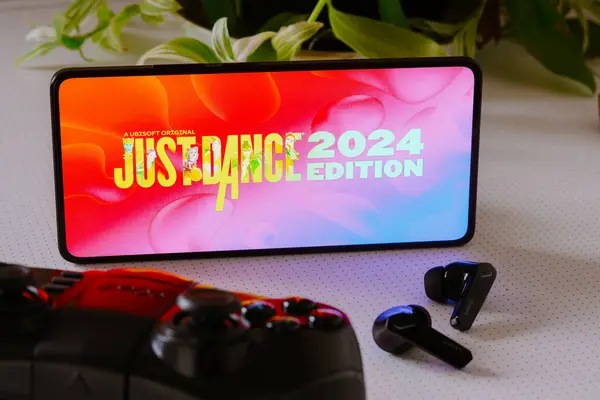 2023年10月25日 巴西在这张照片中 Just Dance 2024 Edition 游戏的标识被显示在智能手机屏幕上 旁边是一个游戏面板和耳机 — 图库照片