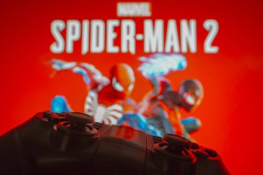 1 Kasım 2023, Brezilya. Bu resimde, Marvel 'ın Örümcek Adam 2 logosu bir bilgisayar ekranında, bir oyun alanının yanında gösteriliyor.