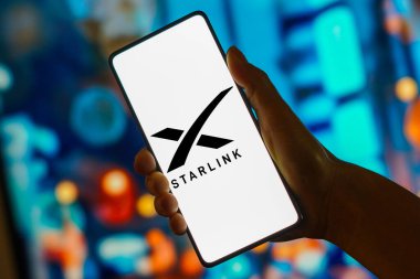 3 Kasım 2023, Brezilya. Bu resimde, Starlink logosu akıllı telefon ekranında görüntülenir