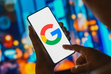 3 Kasım 2023, Brezilya. Bu resimde, Google logosu akıllı telefon ekranında görüntülenir