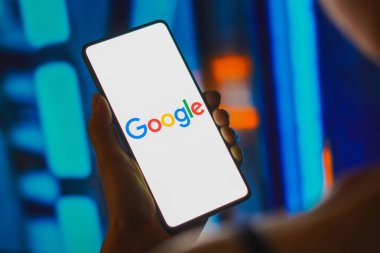 3 Kasım 2023, Brezilya. Bu resimde, Google logosu akıllı telefon ekranında görüntülenir