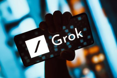 6 Kasım 2023, Brezilya. Bu resimde Grok logosu akıllı telefon ekranında gösteriliyor. Grok, Elon Musk tarafından yaratılan X sosyal ağıyla ilişkili yapay zeka sohbet robotudur.
