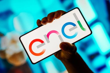8 Kasım 2023, Brezilya. Bu resimde, Enel logosu akıllı telefon ekranında görüntülenir