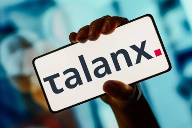 8 Kasım 2023, Brezilya. Bu resimde, Talanx logosu akıllı telefon ekranında görüntülenir