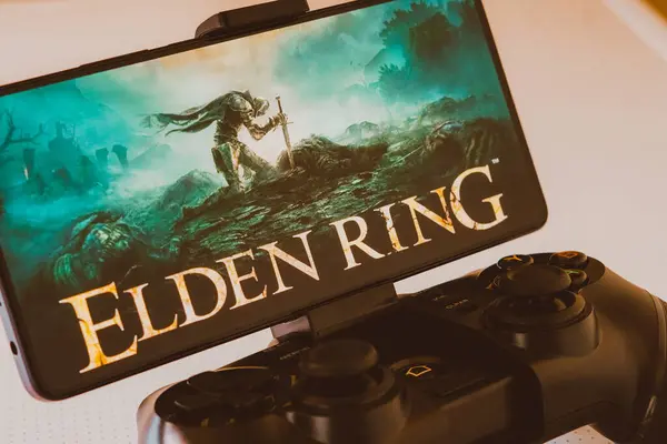 2023年11月11日 在这张照片中 Elden Ring标志被显示在智能手机屏幕上 旁边是一个游戏面板 亿万富翁埃隆 穆斯克最近表示 他通过玩这个视频游戏来安抚自己的思想 — 图库照片