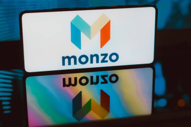 21 Kasım 2023, Brezilya. Bu resimde Monzo Bank logosu akıllı telefon ekranında gösteriliyor.