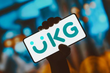 21 Kasım 2023, Brezilya. Bu resimde, UKG logosu akıllı telefon ekranında görüntülenir