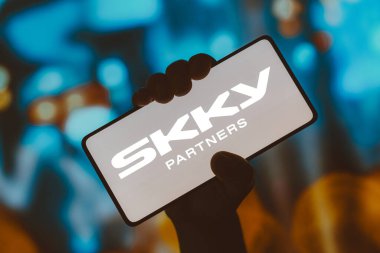 21 Kasım 2023, Brezilya. Bu resimde, SKY Partners logosu bir akıllı telefon ekranında görüntülenir