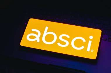 22 Kasım 2023, Brezilya. Bu resimde, Absci logosu akıllı telefon ekranında gösteriliyor