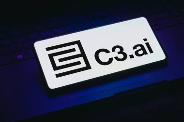 22 Kasım 2023, Brezilya. Bu resimde, C3 yapay zeka logosu akıllı telefon ekranında görüntülenir
