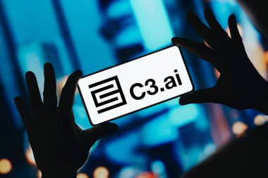 22 Kasım 2023, Brezilya. Bu resimde, C3 yapay zeka logosu akıllı telefon ekranında görüntülenir
